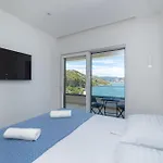 Familiy Navis With Heated Pool וילה *