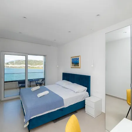 Familiy Navis With Heated Pool *