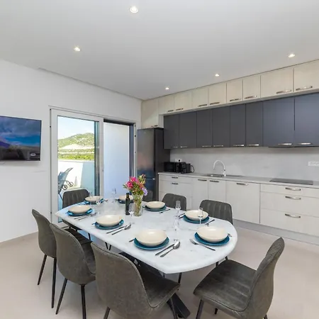 Villa Familiy Navis With Heated Pool Rogotin