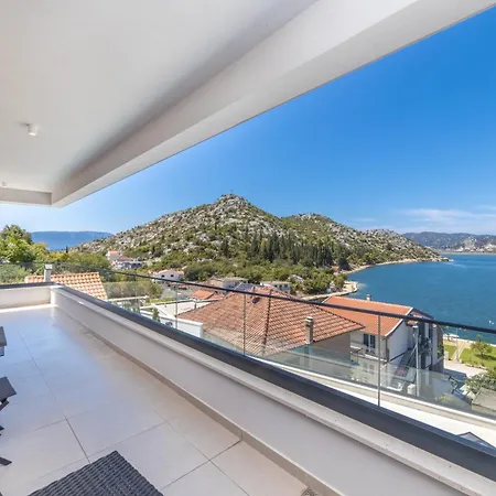 Familiy Navis With Heated Pool *