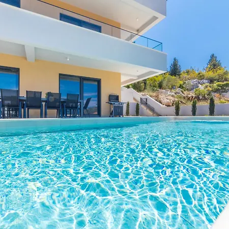 Familiy Navis With Heated Pool Villa