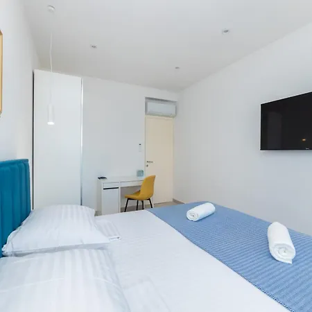 Familiy Navis With Heated Pool Villa