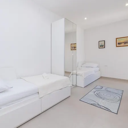 Familiy Navis With Heated Pool Villa *