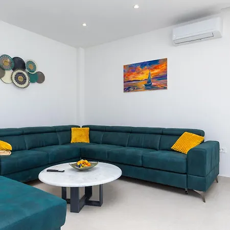 Familiy Navis With Heated Pool Rogotin