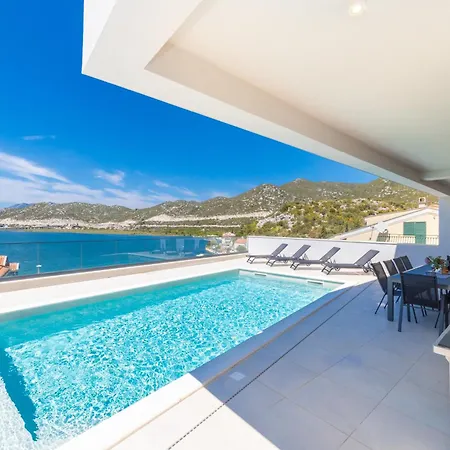 Familiy Navis With Heated Pool