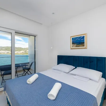 Familiy Navis With Heated Pool Villa