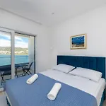 Familiy Navis With Heated Pool Βίλα