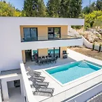 Βίλα Familiy Navis With Heated Pool
