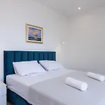 Familiy Navis With Heated Pool Βίλα
