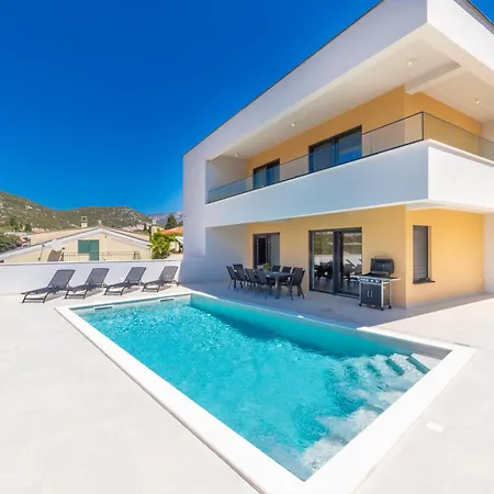 Familiy Navis With Heated Pool