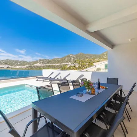 Familiy Navis With Heated Pool Rogotin