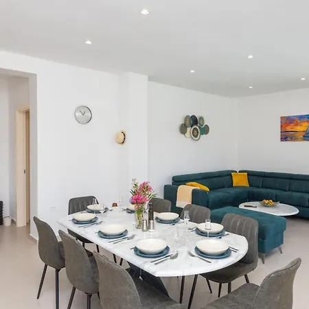 Familiy Navis With Heated Pool Villa *