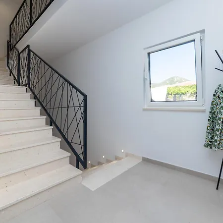 Familiy Navis With Heated Pool Villa