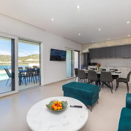 Villa Familiy Navis With Heated Pool Rogotin