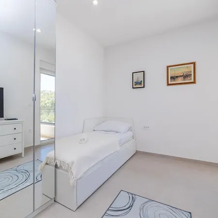 Familiy Navis With Heated Pool