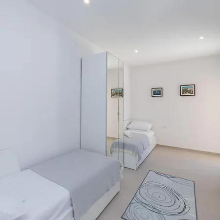 Familiy Navis With Heated Pool *