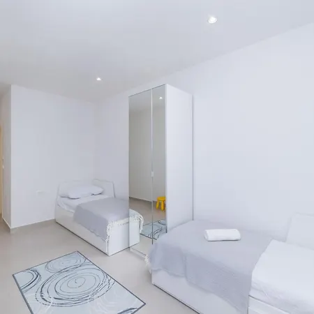 Familiy Navis With Heated Pool * Rogotin