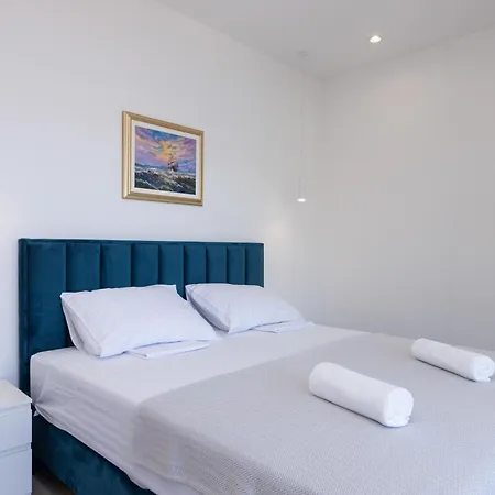 Familiy Navis With Heated Pool Villa