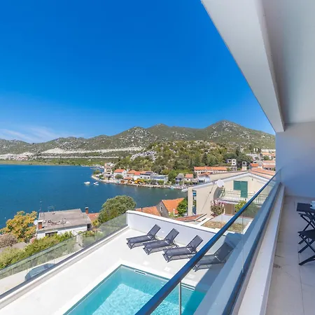 Familiy Navis With Heated Pool *