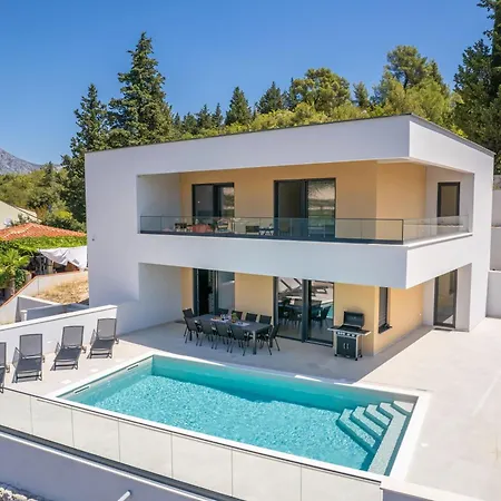 Familiy Navis With Heated Pool *