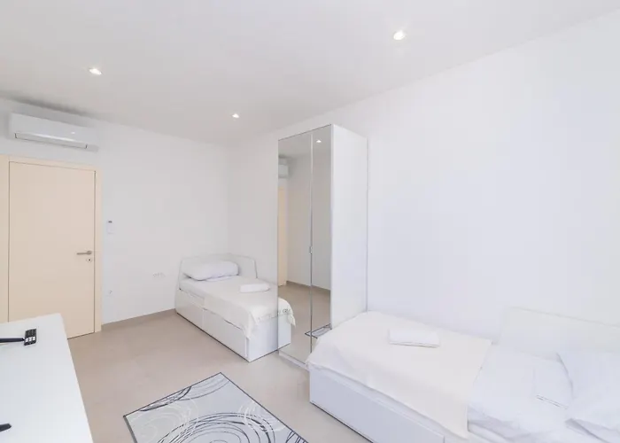 Familiy Navis With Heated Pool Rogotin