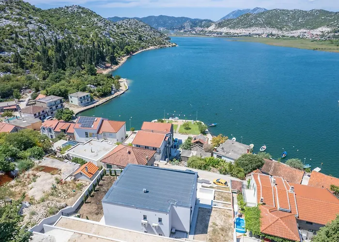 Familiy Navis With Heated Pool וילה *