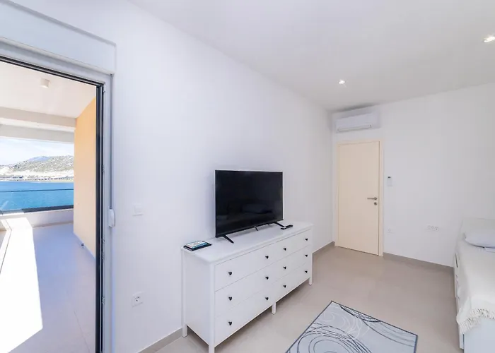 Familiy Navis With Heated Pool *