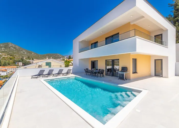 Familiy Navis With Heated Pool