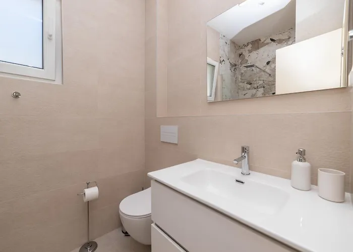 Familiy Navis With Heated Pool וילה *