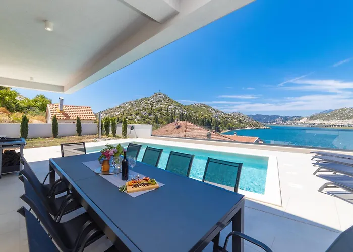 וילה Familiy Navis With Heated Pool Rogotin