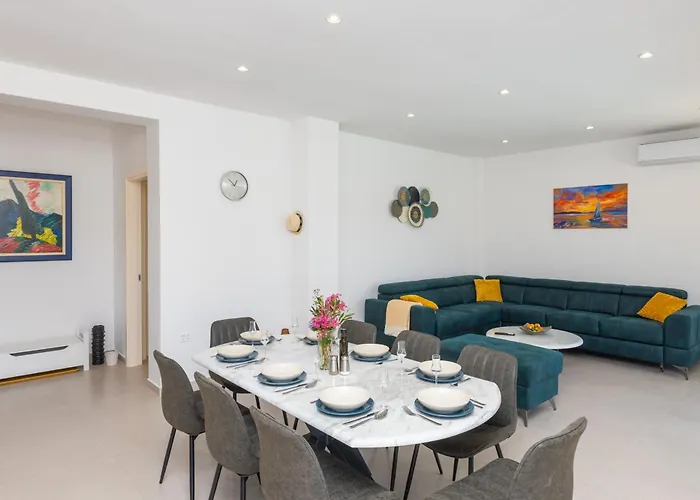 Familiy Navis With Heated Pool וילה *