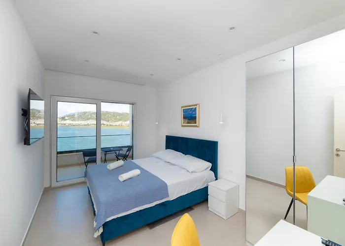 Familiy Navis With Heated Pool *