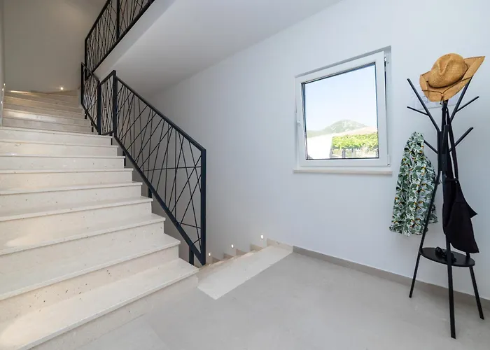 Familiy Navis With Heated Pool וילה