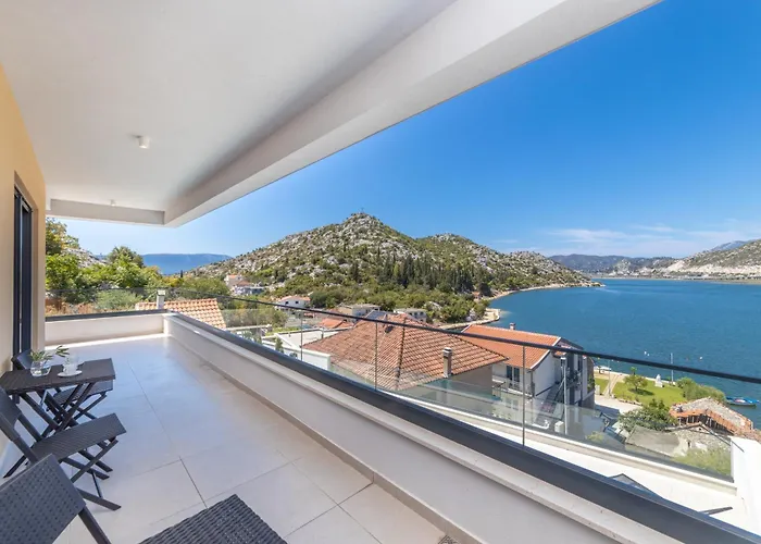 Familiy Navis With Heated Pool *