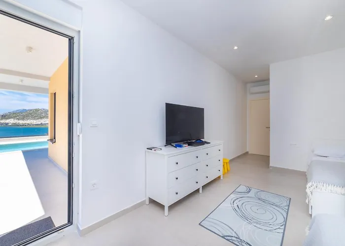 Familiy Navis With Heated Pool