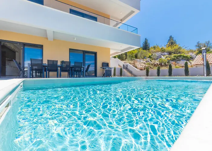 Familiy Navis With Heated Pool וילה