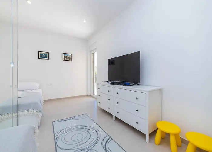 Familiy Navis With Heated Pool וילה *