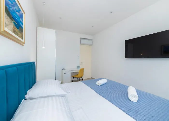 Familiy Navis With Heated Pool וילה