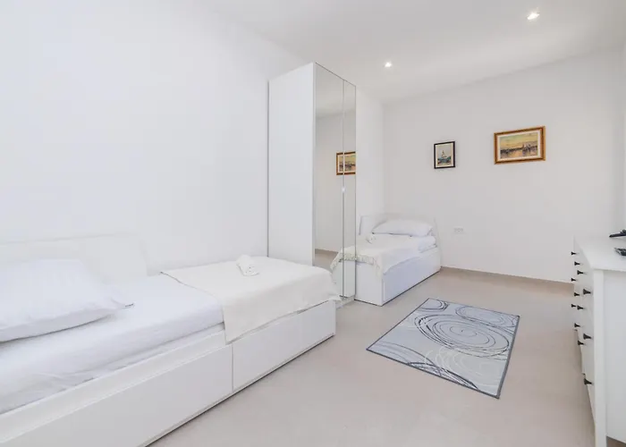 Familiy Navis With Heated Pool וילה *