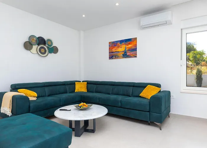 Familiy Navis With Heated Pool Rogotin