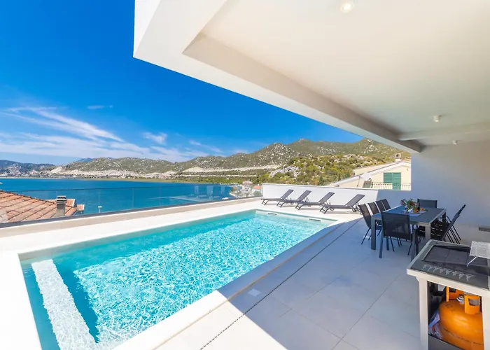 Familiy Navis With Heated Pool