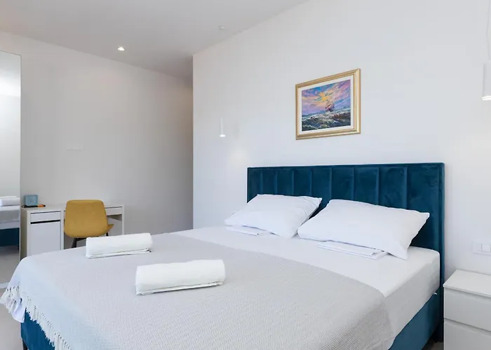 Familiy Navis With Heated Pool