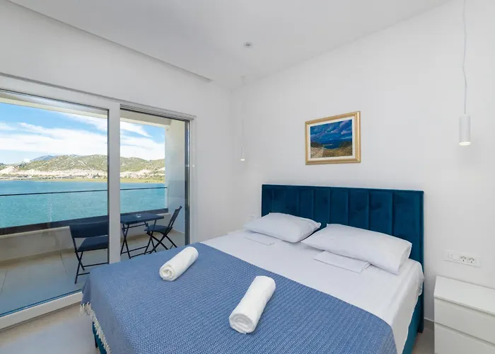 Familiy Navis With Heated Pool וילה