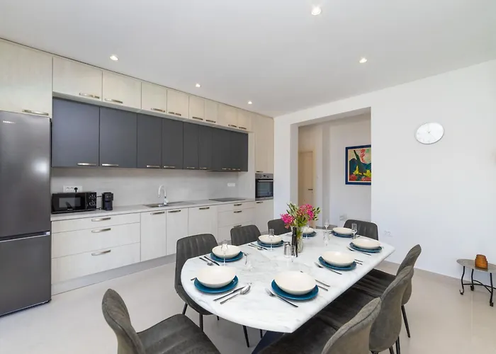 Familiy Navis With Heated Pool וילה *