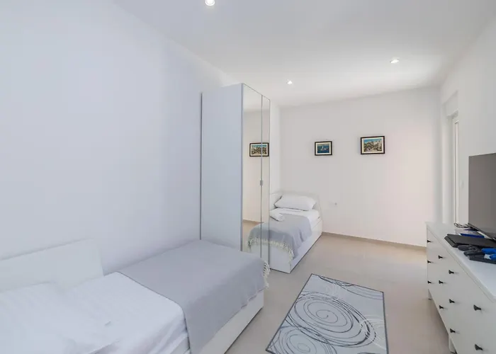 Familiy Navis With Heated Pool *