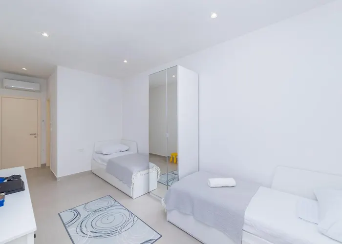 Familiy Navis With Heated Pool * Rogotin