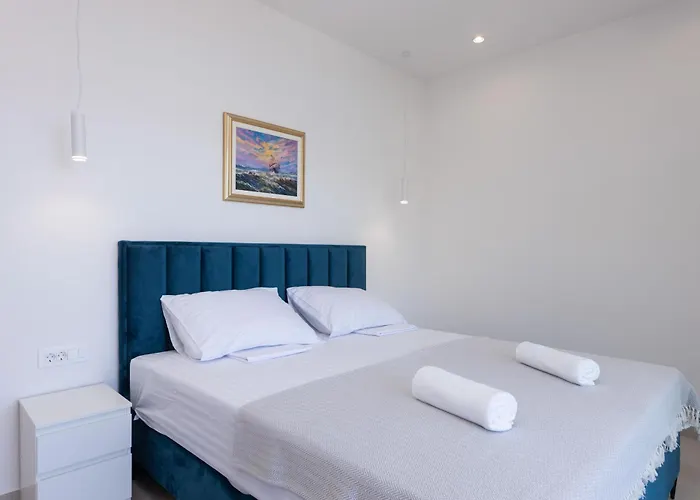 Familiy Navis With Heated Pool וילה