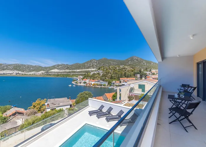 Familiy Navis With Heated Pool *